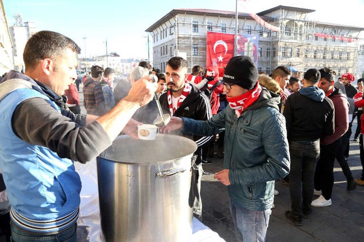 Sivas Belediyesi\'nden Taraftara Sıcak Çorba İkramı