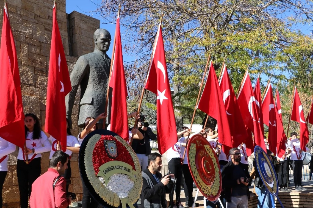 Sivas\'ta İstiklal Marşı Okunurken Hayat Durdu