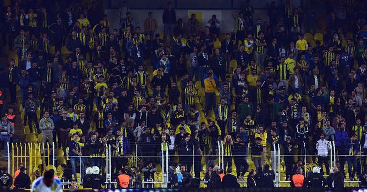 Taraftarlar Stadı Terk Etmiyor