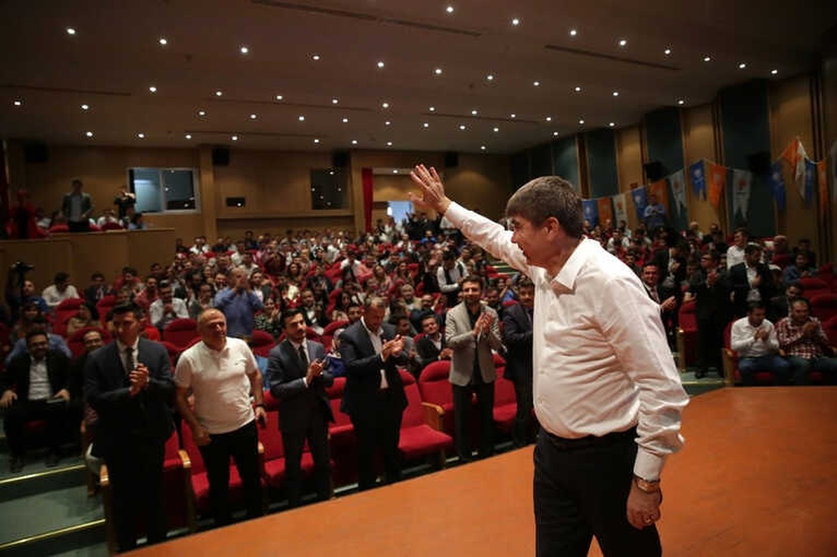 Türel AK Parti\'li Gençler ile Bir Araya Geldi