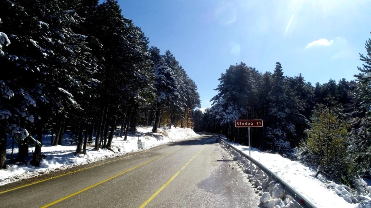 Uludağ\'da Erken Gelen Kar Yüzleri Güldürdü