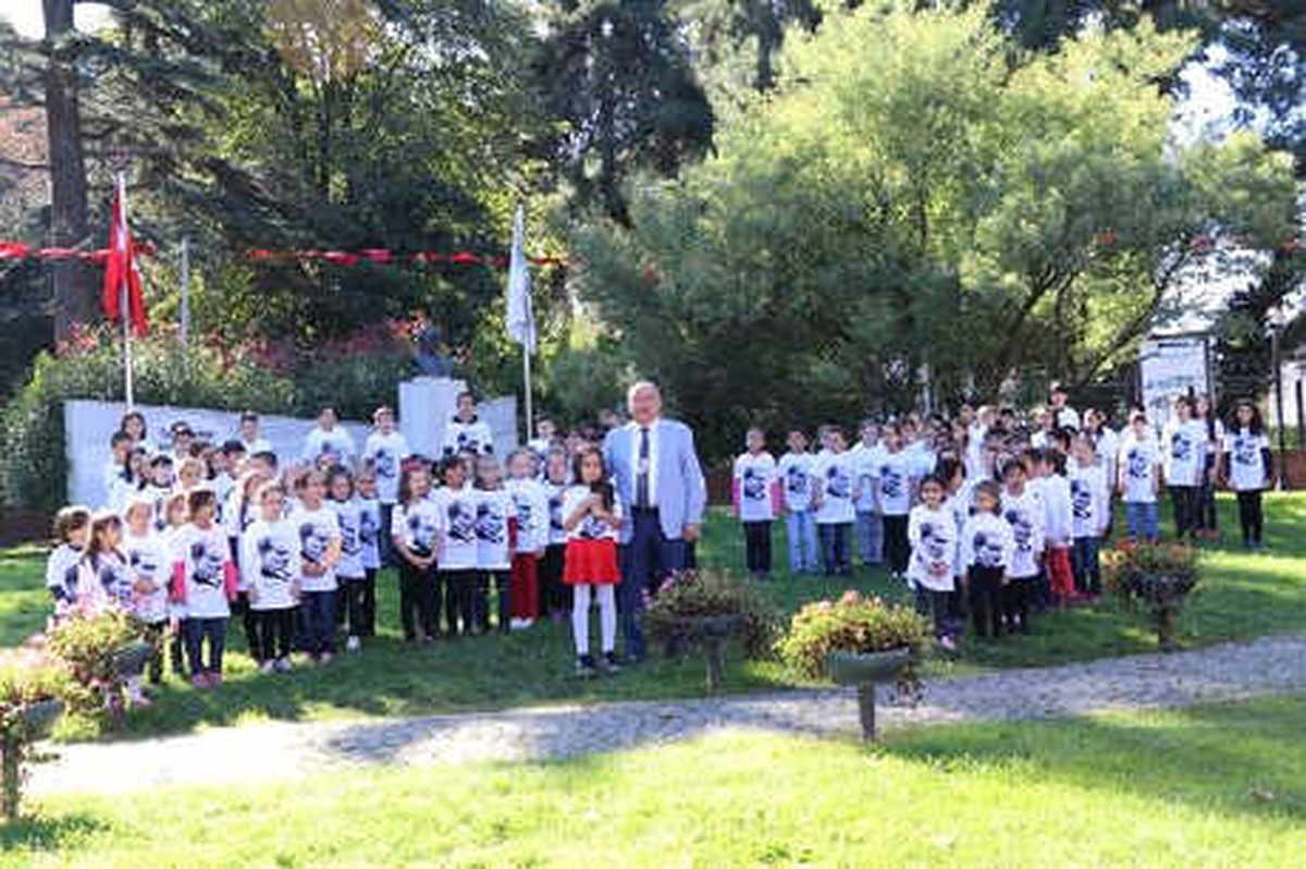 Yalova\'da, 95 Çocukla 95\'inci Yıl Koreografisi