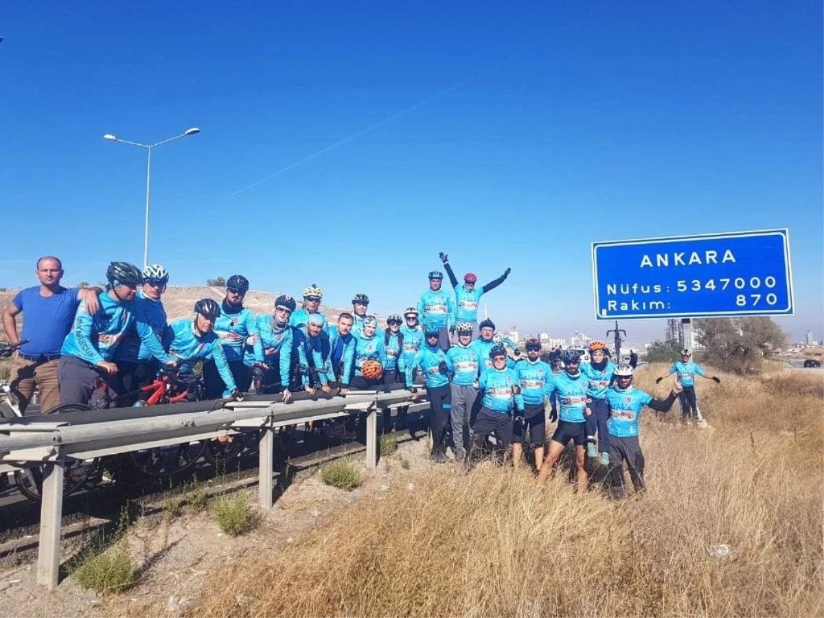 5 Günde 400 Kilometre Pedal Çevirip Ankara\'ya Çıkarma Yaptılar