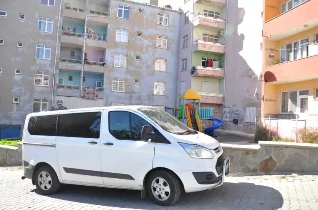 3. Kattan Düşen Kadını Saçlarından Yakaladı 3. Kattan Düşen Kadını Saçlarından Yakaladı