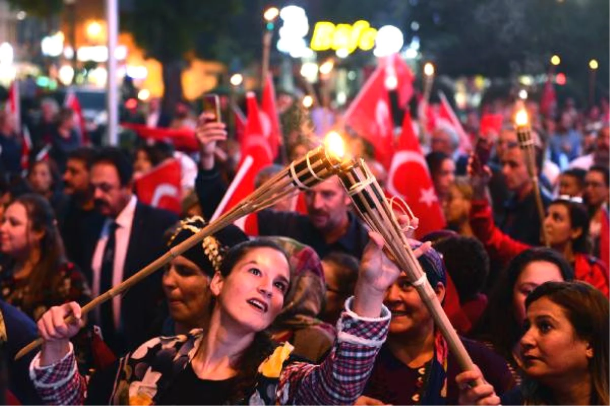 Adana\'da Cumhuriyet Bayramı, Fener Alayı Yürüyüşüyle Kutlandı