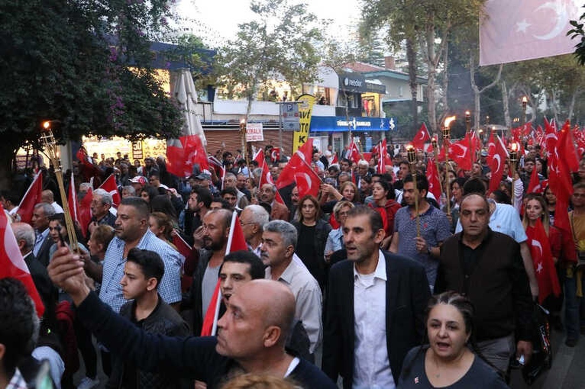 Adana\'da Meşaleler Cumhuriyet\'in 95. Yılı İçin Yandı