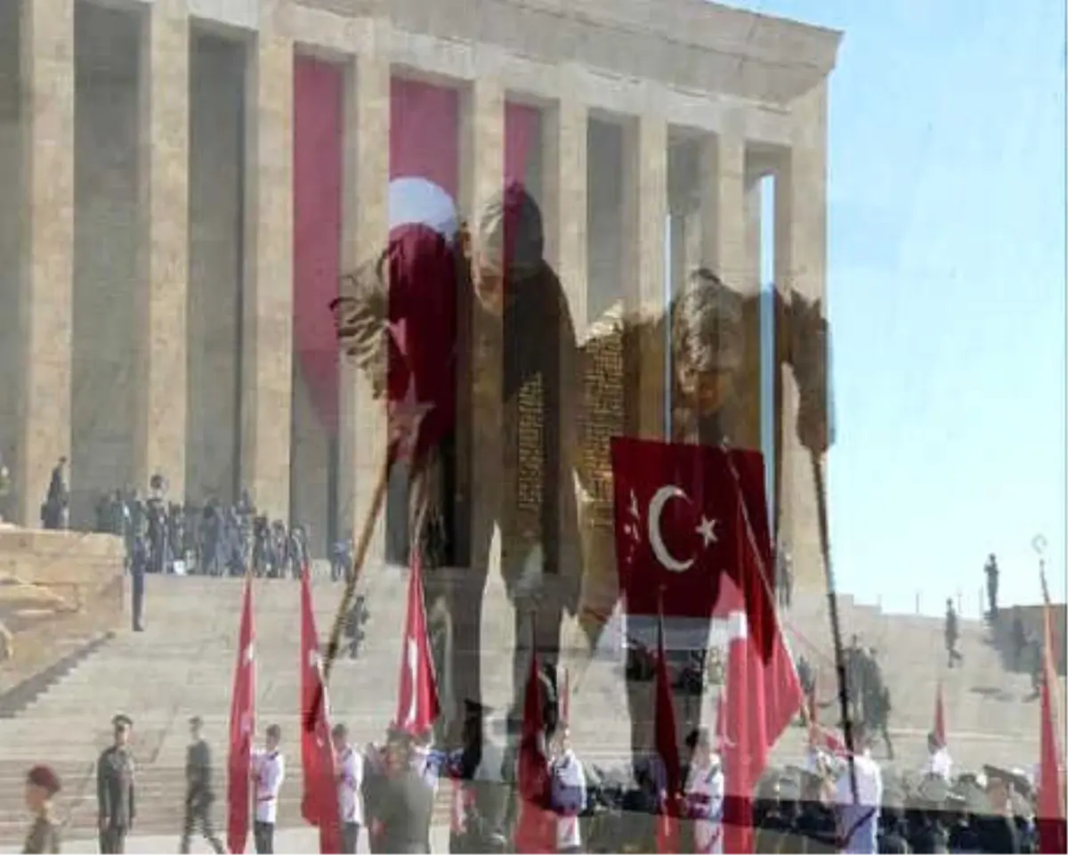 Anıtkabir\'deki Törene Yaşlı Çift Destek Aldıkları Bastonlarıyla El Ele Geldi