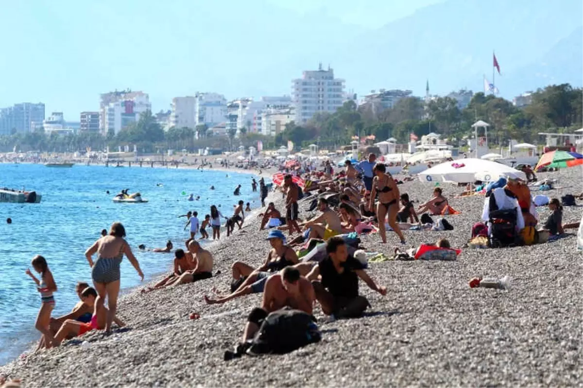 Antalya Sahillerinde Bayram Yoğunluğu