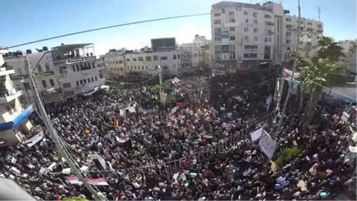 Batı Şeria\'da Yeni Sosyal Güvenlik Kanunu Protesto Edildi