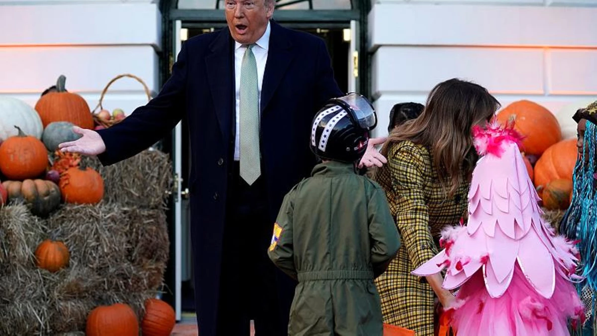 Beyaz Saray\'ı \'Cadılar\' Bastı: Donald ve Melania Trump Çocuklara Şeker Dağıttı
