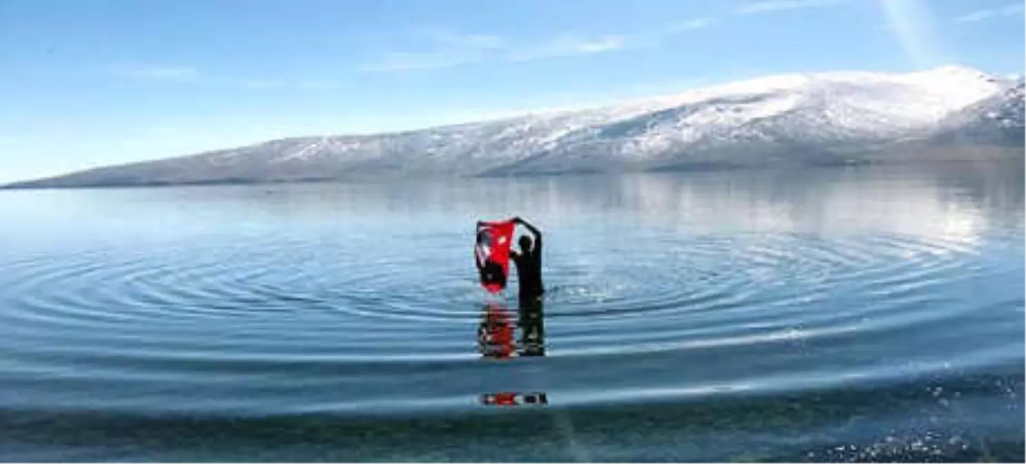 Çevresi Karla Kaplı Gölde Yüzdü, Türk Bayrağı Açtı