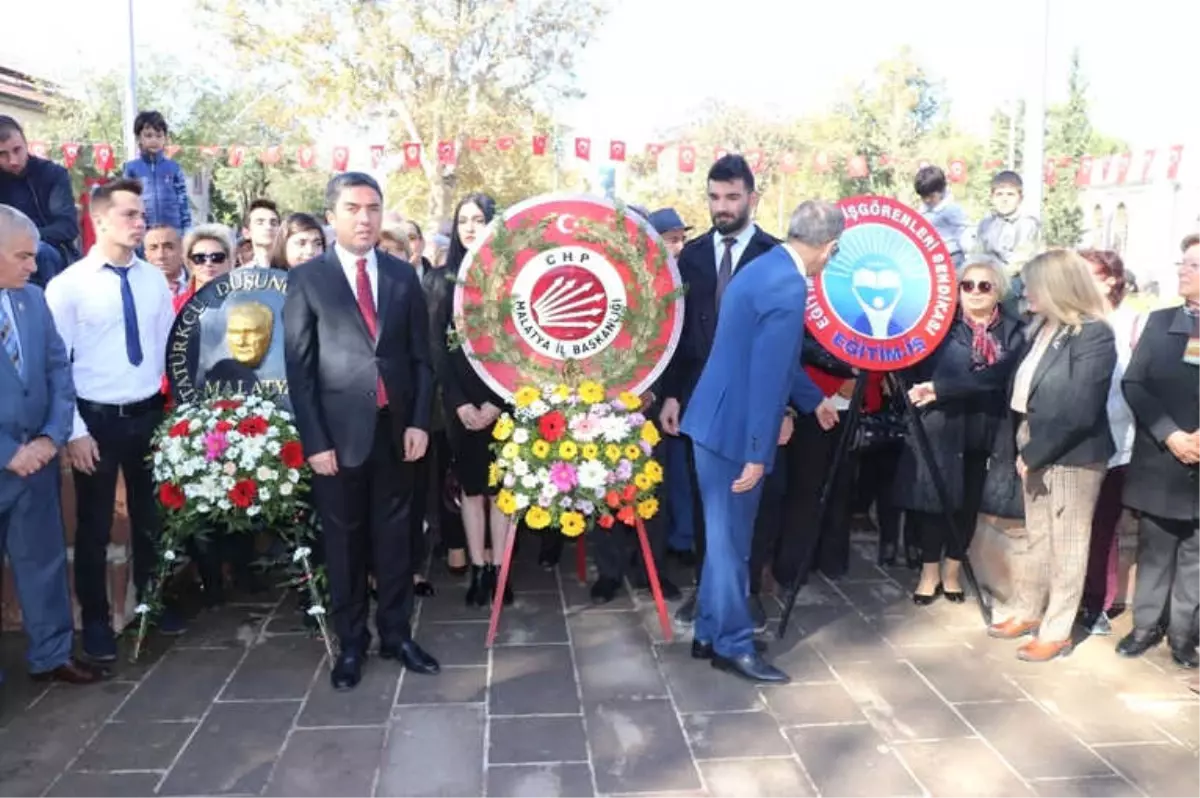 CHP Anıta Çelenk Sundu