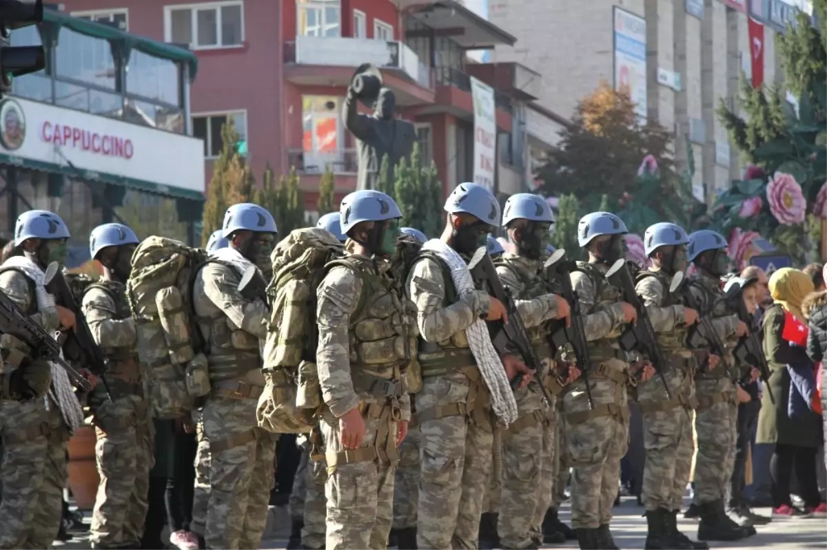 Cumhuriyet Bayramı Etkinliklerinde Vatandaşlara Gül Suyu Sıkıldı