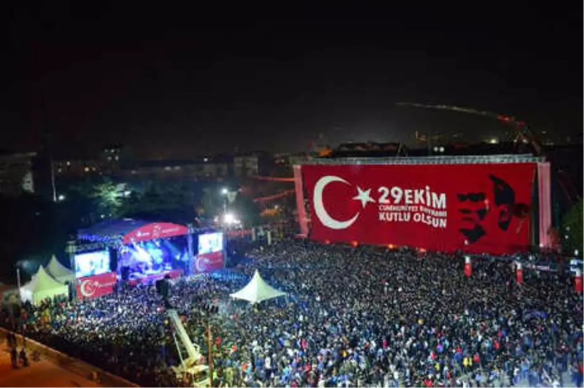 Cumhuriyet Bayramı Kutlamasında 20 Milyon İlmek ile Örülen Dev Türk Bayrağı Asıldı