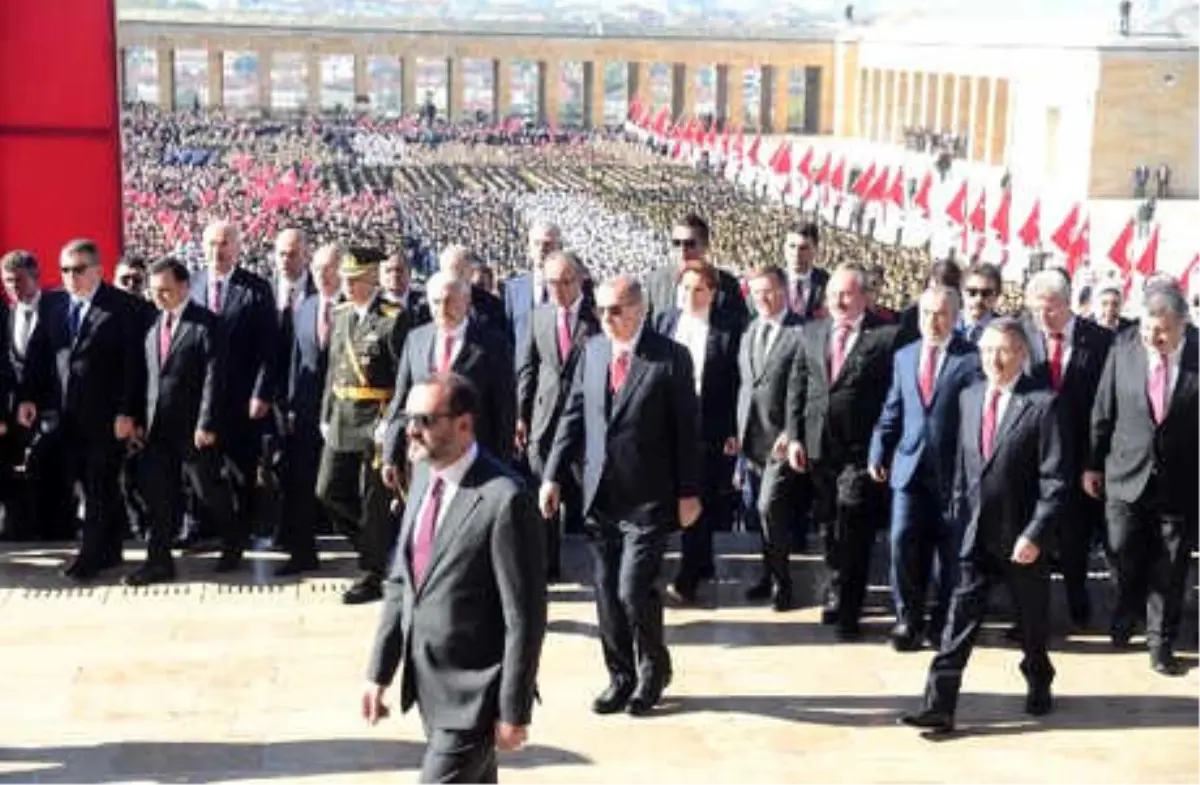 Cumhuriyet Bayramı Nedeniyle Anıtkabir\'de Resmi Tören