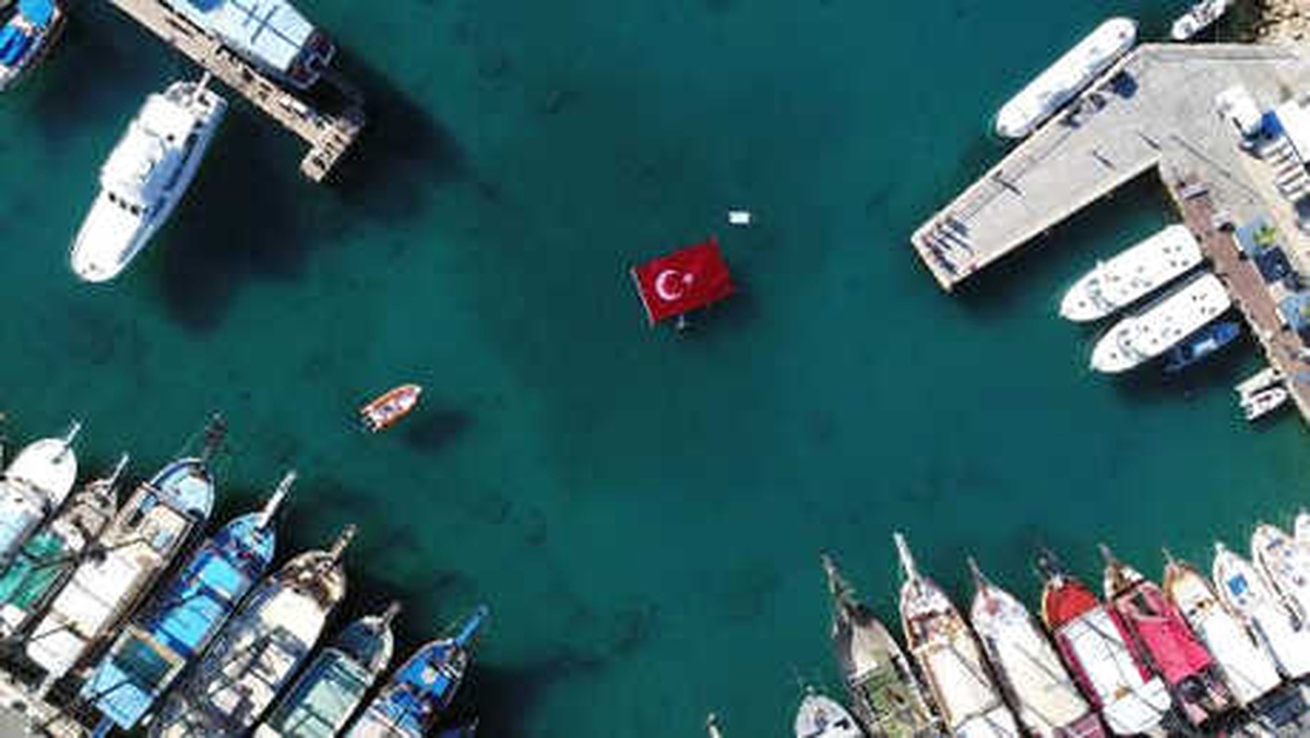 Cumhuriyet Bayramı\'nı Denizde Türk Bayrağı Açarak Kutladılar