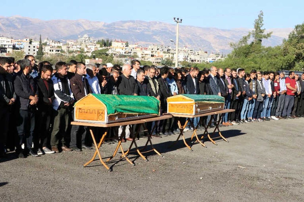Düğün Dönüşü Kazada Ölen Baba-oğul Yan Yana Defnedildi
