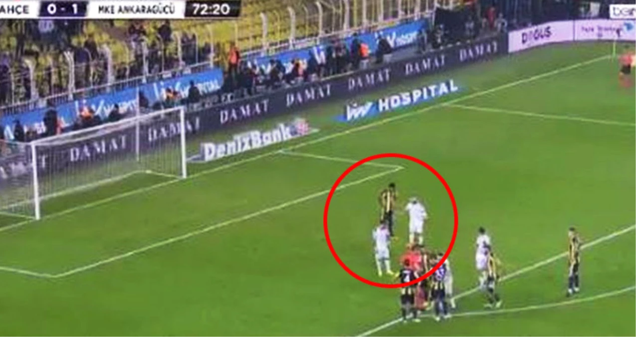 Fenerbahçeli Jailson, Ankaragücü\'nün Kullandığı Penaltıda, Penaltı Noktasını Kazmaya Çalıştı