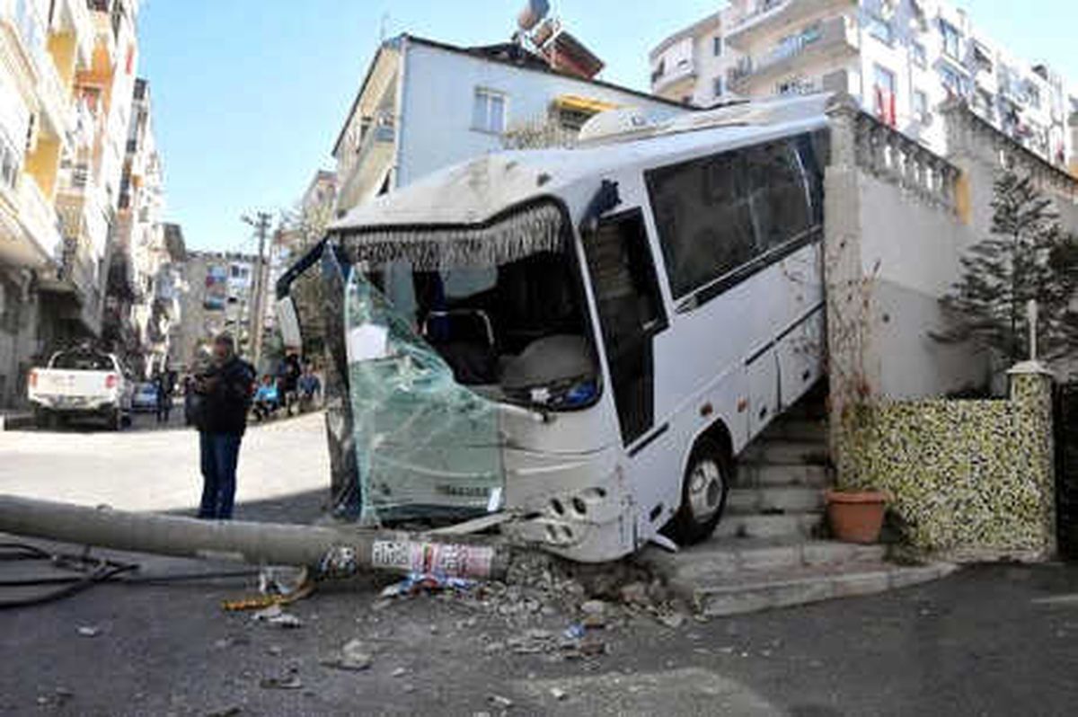 Freni Boşalan Midibüs Otomobile Çarpıp, Elektrik Direğini Devirdi