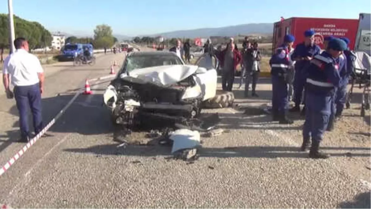 Hasta Servisi ile İşçileri Taşıyan Traktör Çarpıştı: 5 Yaralı