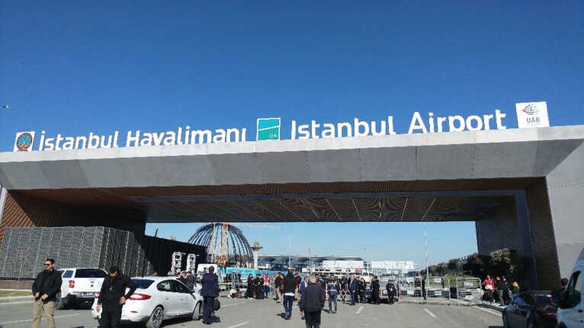 İstanbul\'un Yeni Havalimanının Tabelası Asıldı