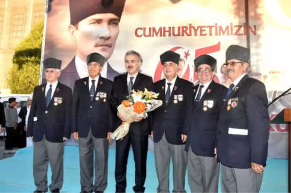 İzmir\'de 29 Ekim Cumhuriyet Bayramı Coşkuyla Kutlandı (2)