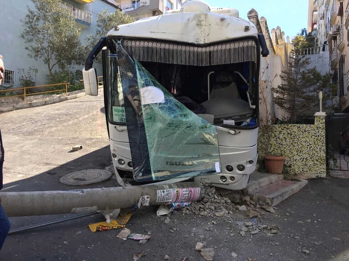 İzmir\'de Korku Dolu Anlar: Freni Boşalan Midibüs Dehşet Saçtı