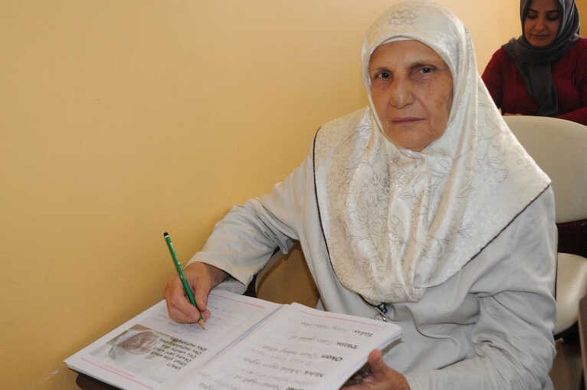 Kayyum Belediyenin Açtığı Kursa Katılan 70 Yaşındaki Nahide Arı\'nın Okuma Azmi Örnek Oluyor