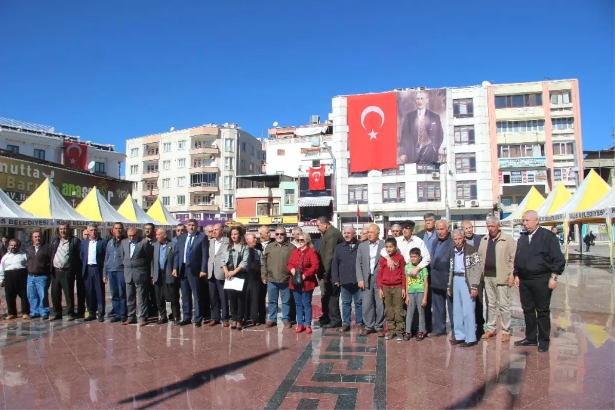 Kilis\'te CHP ve Add\'den Alternatif Çelenk Sunma Töreni