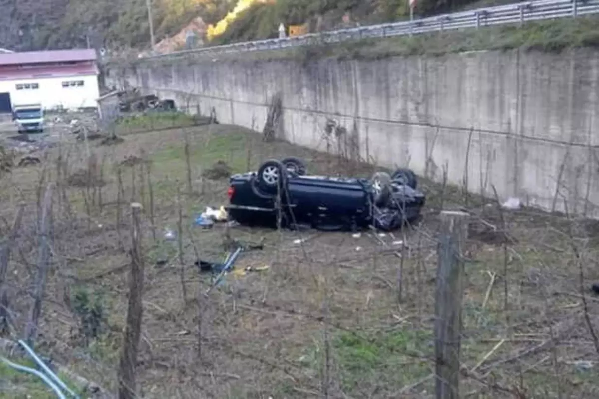 Kürtün\'de Trafik Kazası: 1 Ölü, 2 Yaralı