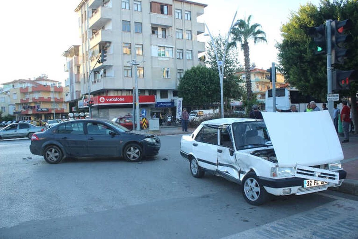 Manavgat\'ta Trafik Kazası: 2 Yaralı