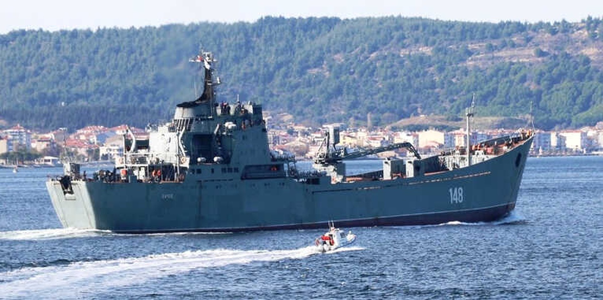Rus Savaş Gemisi Çanakkale Boğazı\'ndan Geçti