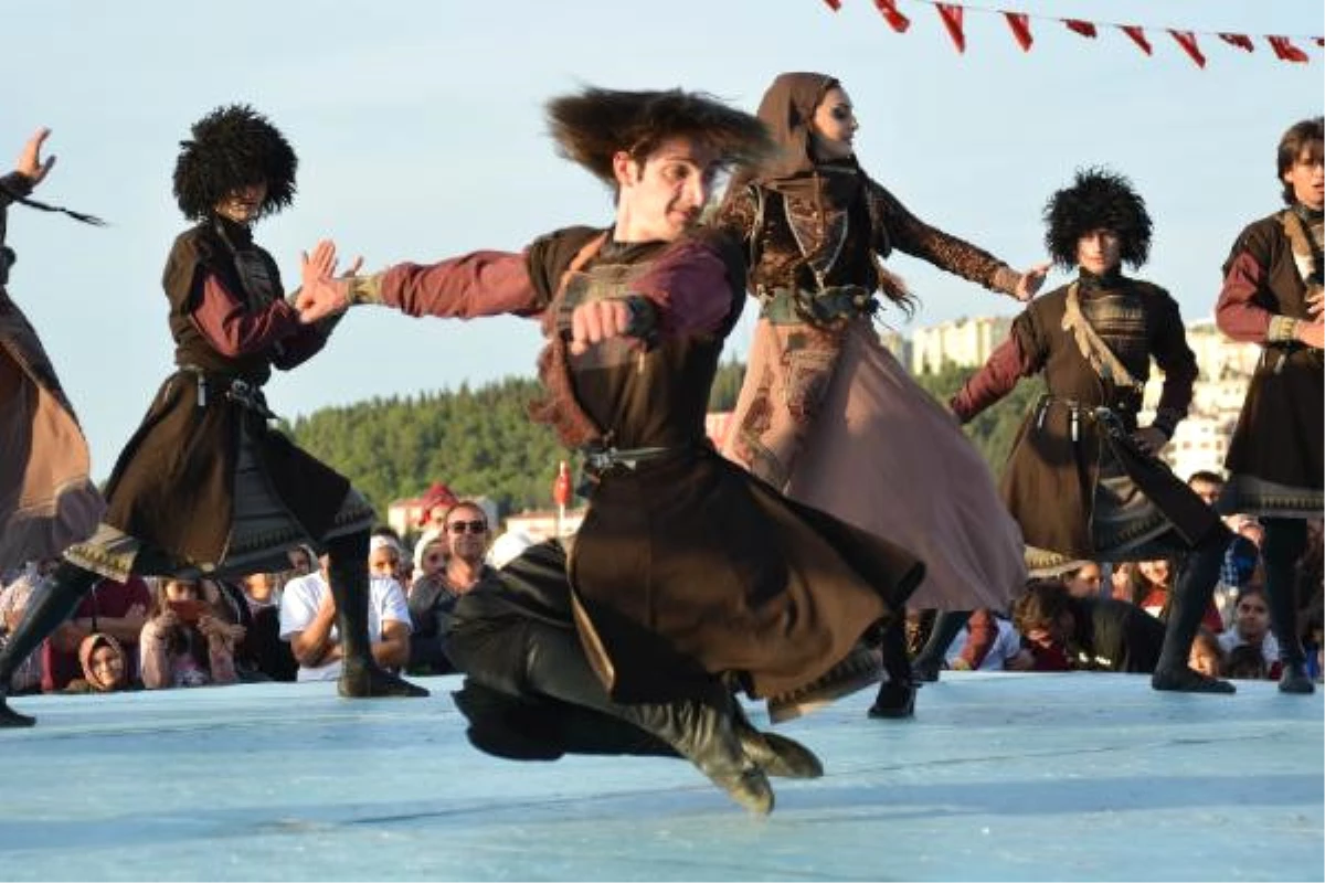 Uluslararası Troya Halk Dansları Festivali\'nde Folklor Ekipleri Alkış Aldı