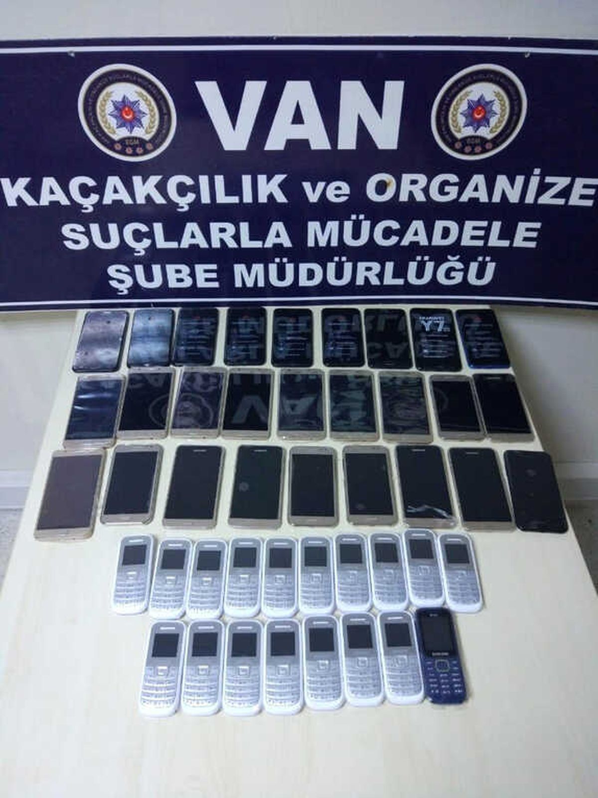 Van\'da 62 Adet Kaçak Cep Telefonu Ele Geçirildi