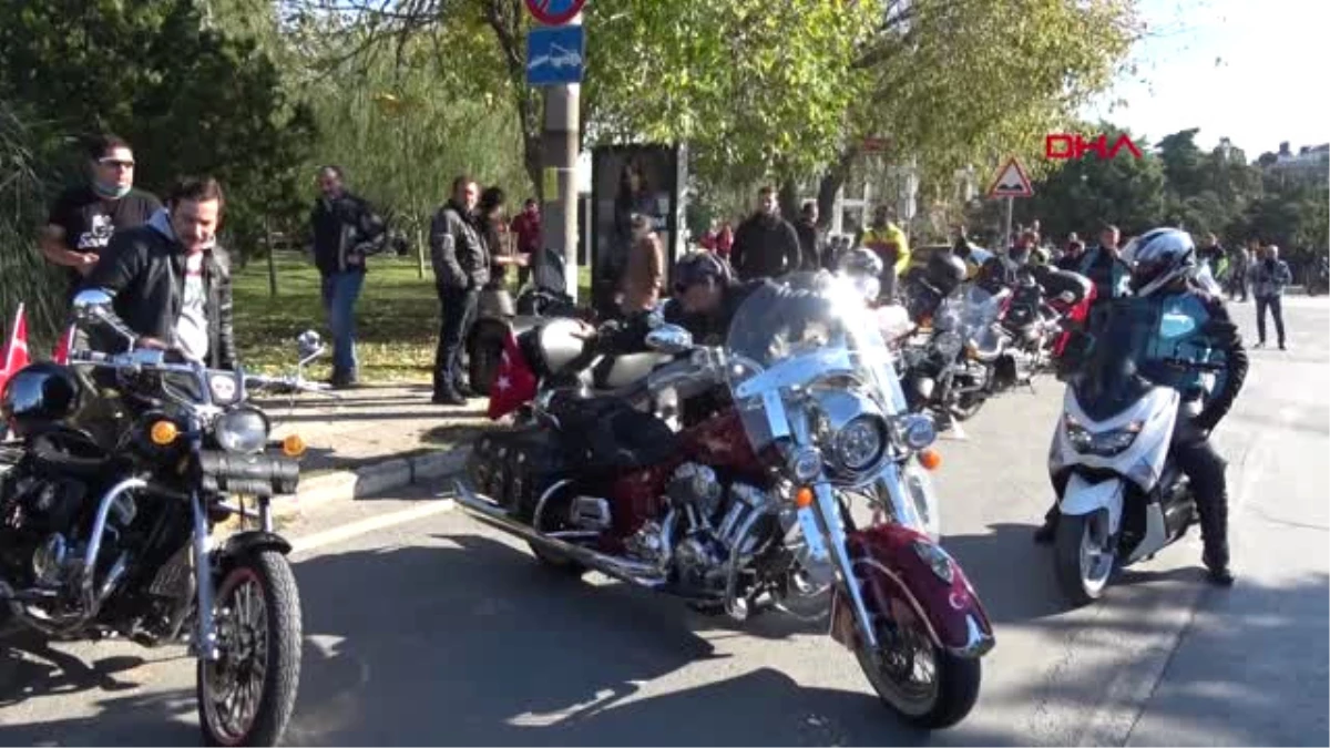 Yüzlerce Motosikletliden Cumhuriyet Korteji