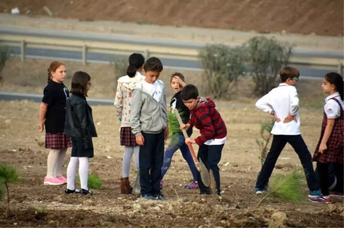 Aliağa\'da Minikler Cumhuriyet\'in 95. Yılına Özel Fidan Dikti