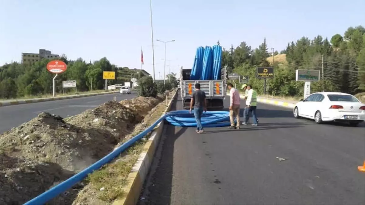 Atatürk Bulvarındaki Refüje Otomatik Sulama Sistemi Hattı Döşeniyor