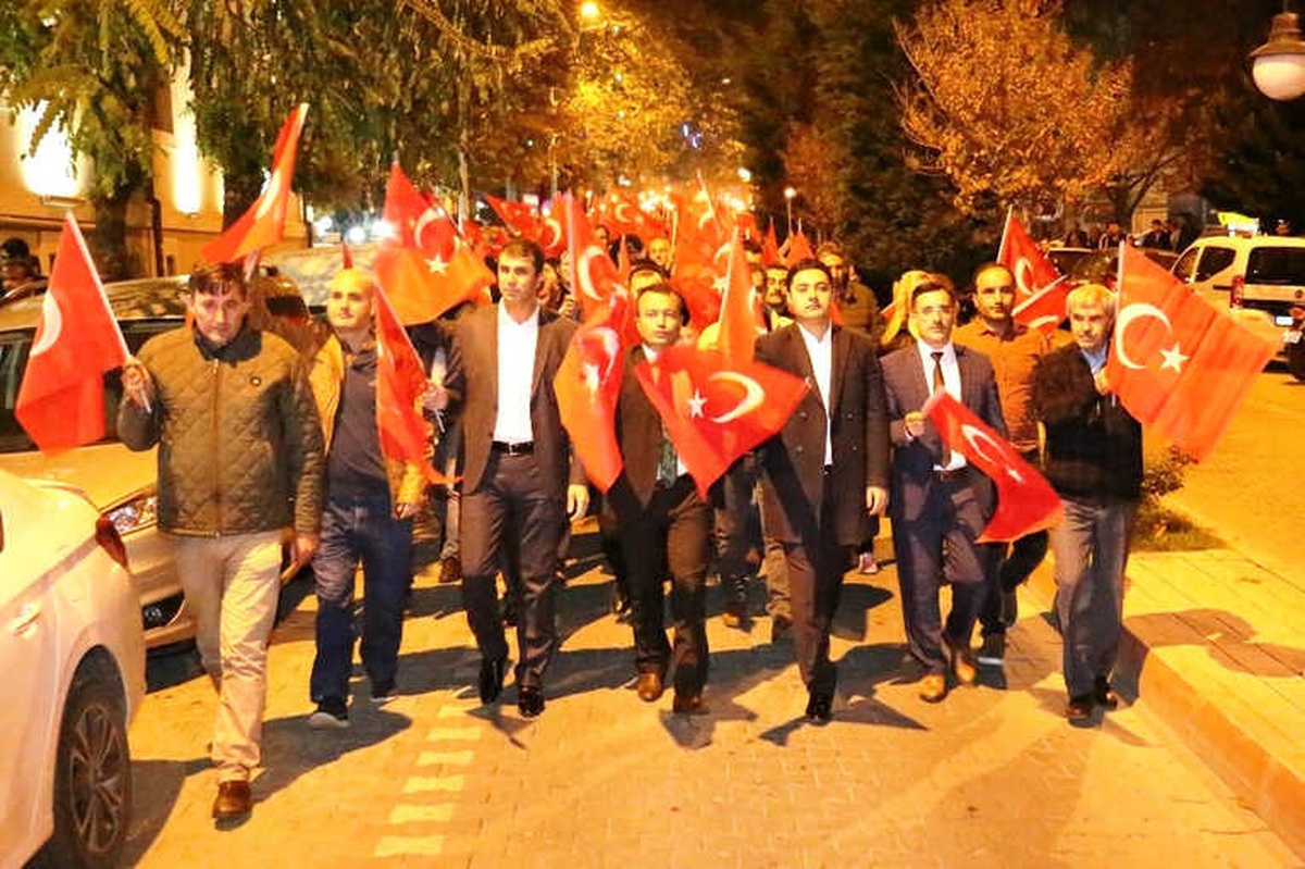 Bayramiç\'te 2 Bin Kişiyle Cumhuriyet Yürüyüşü