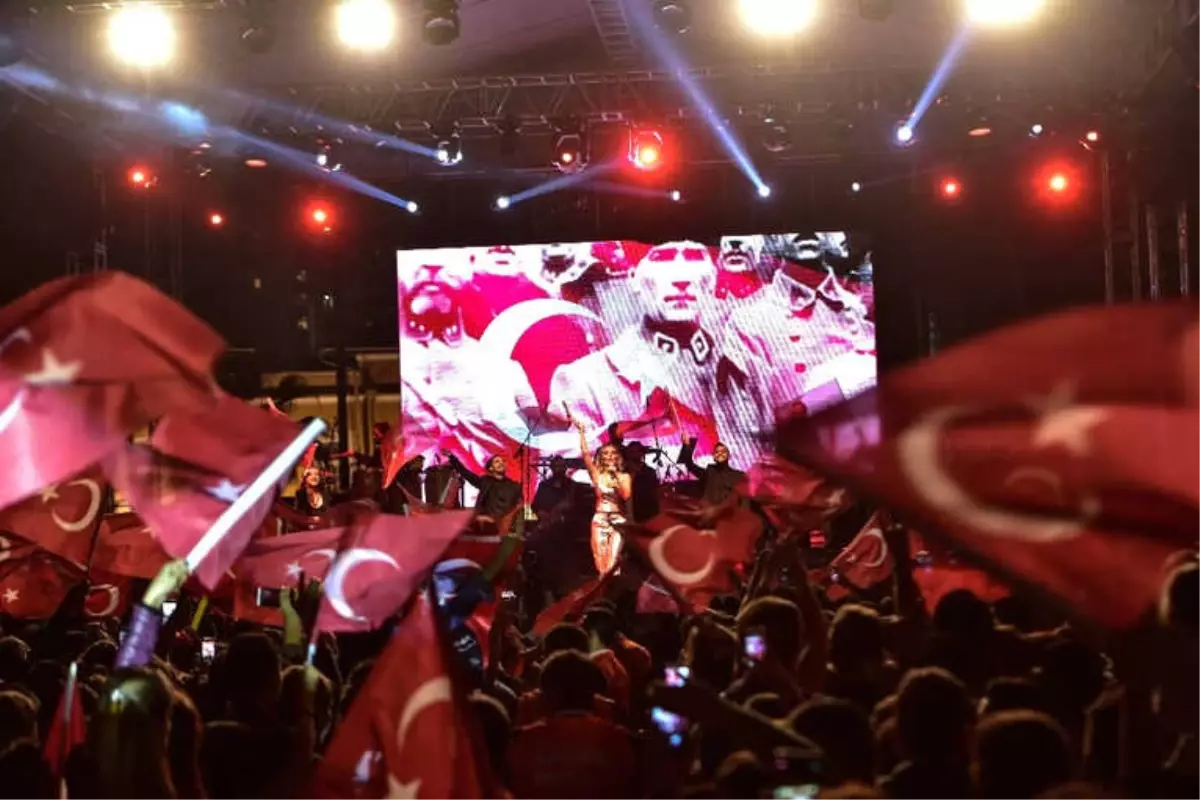 Cumhuriyet Coşkusu İrem Derici Konseriyle Taçlandı