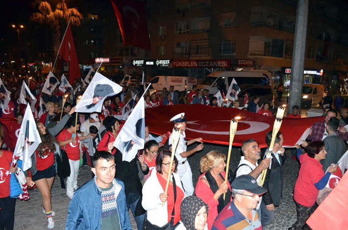 Didim\'de 29 Ekim Fener Alayı Düzenlendi