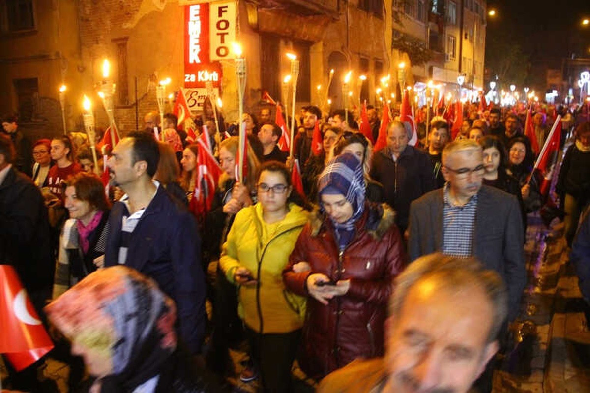 Edremit 250 Metre Uzunluğundaki Bayrak ve Atatürk Posterleri Korteji ile Cumhuriyet İçin Yürüdü