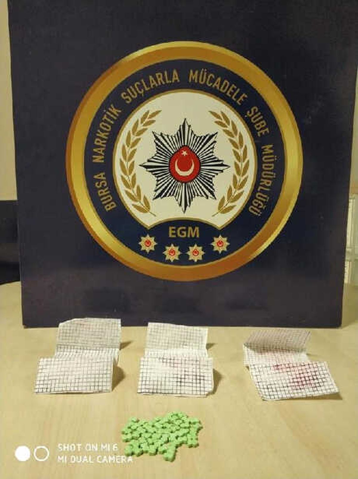 Evde Kağıda Emdirilmiş Sıvı Uyuşturucu Ele Geçirildi