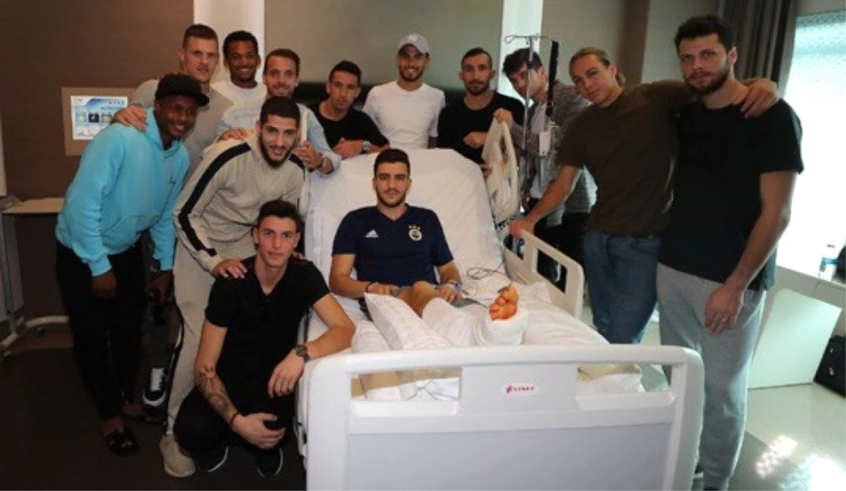 Fenerbahçeli Futbolcular, Ameliyat Olan Oğuz Kağan Güçtekin\'i Ziyaret Etti