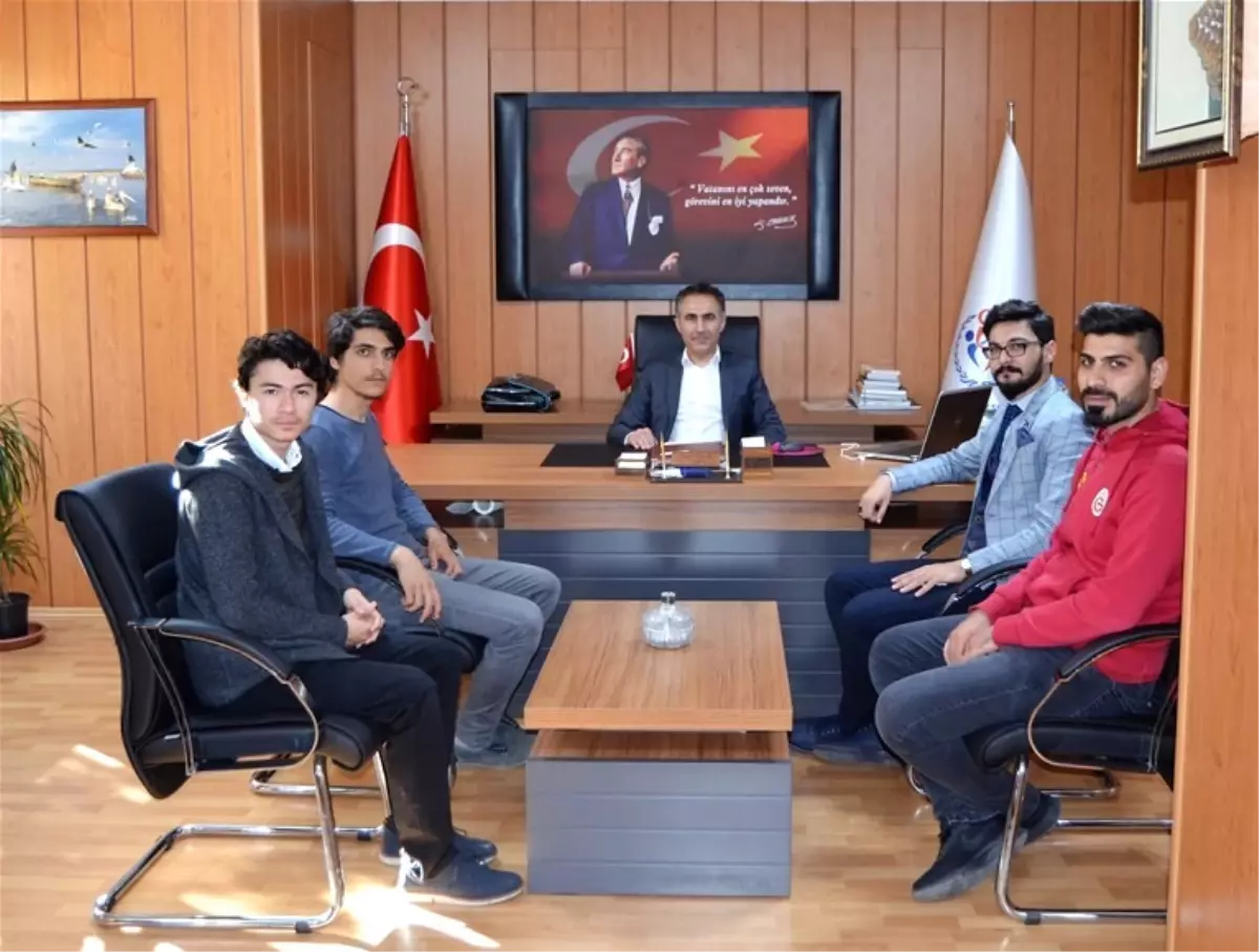 Genç Önderler, Müdür Arıcıoğlu\'nu Ziyaret Etti