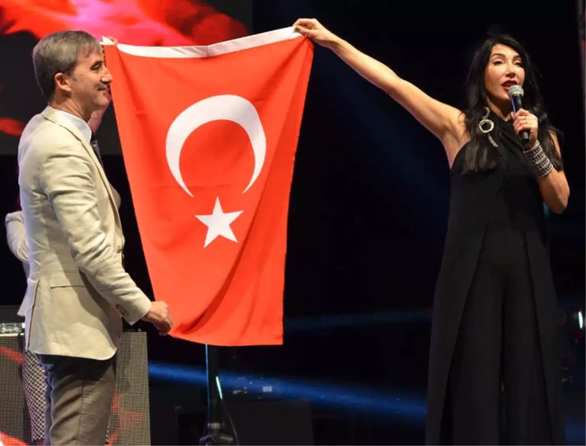 Hande Yener ve Ece Seçkin\'den Muhteşem Performans