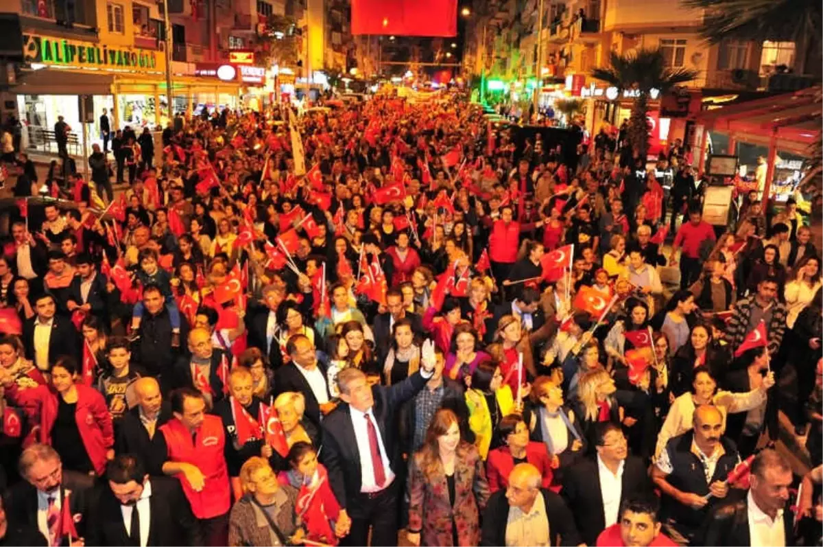 İzmir\'deki Cumhuriyet Coşkusu Gece Boyu Devam Etti