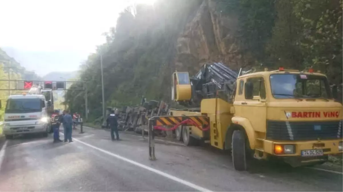 Kamyon Devrildi, Sürücü Kazayı Hafif Sıyrıklarla Atlattı