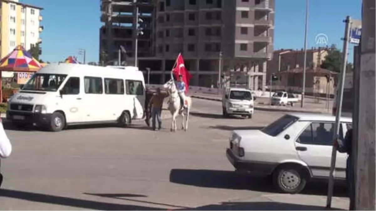 Kınalı Kuzular" At Üstünde Askere Uğurlanıyor