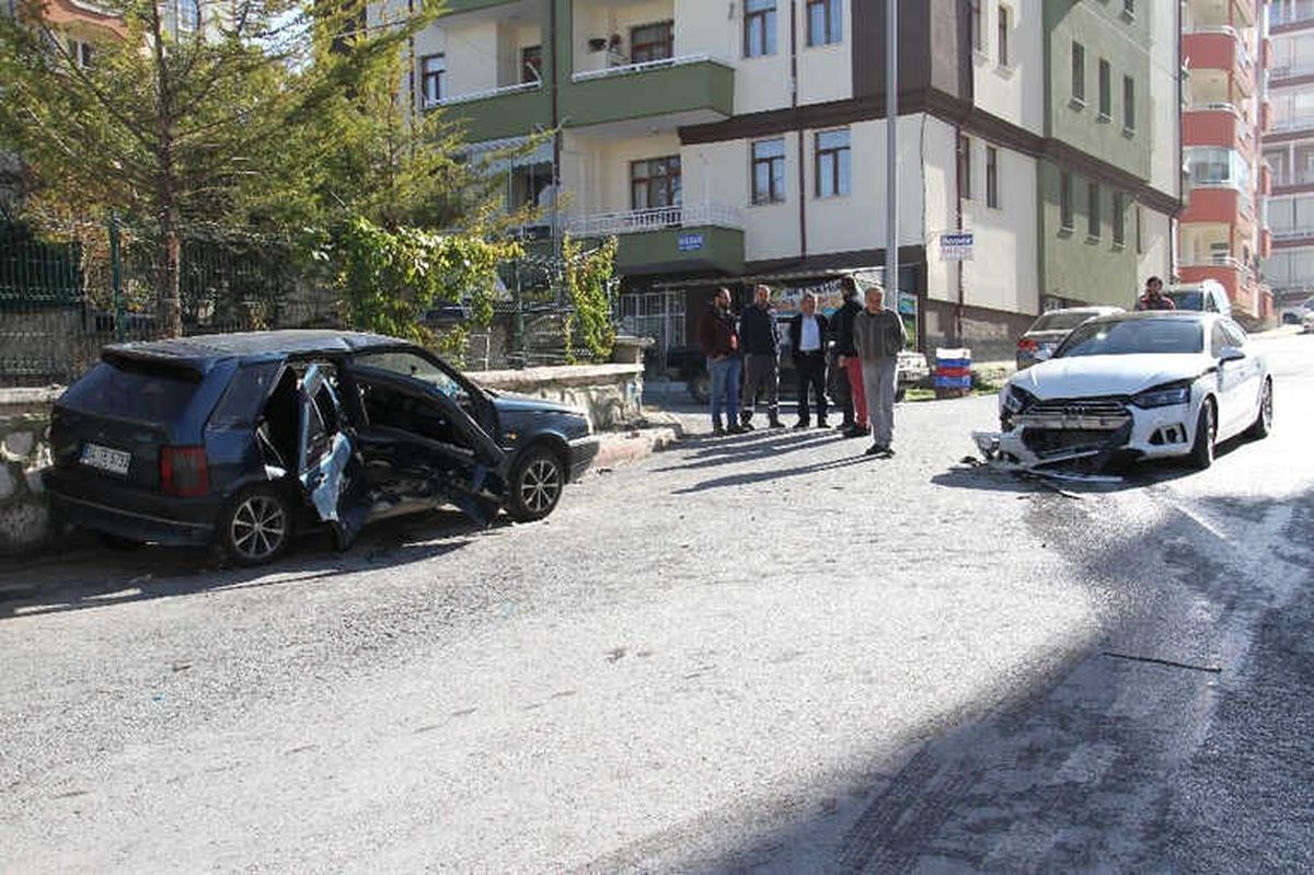 Konya\'da Otomobiller Çarpıştı: 5 Yaralı