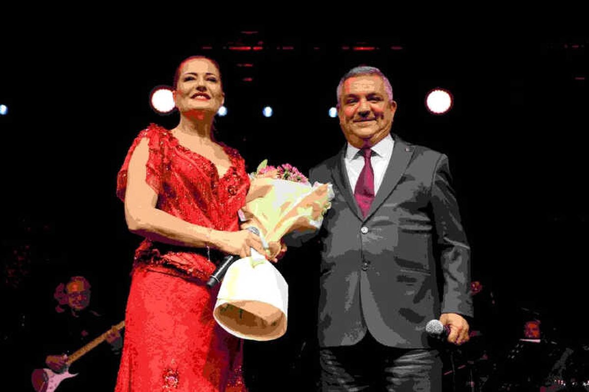 Kuşadası\'nda Candan Erçetin Konseri